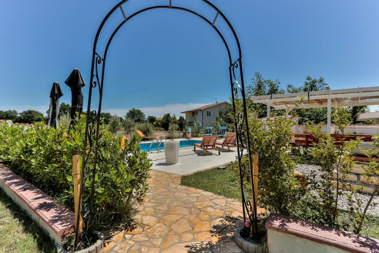 Apartments Dora Victoria Dream Медулин Экстерьер фото